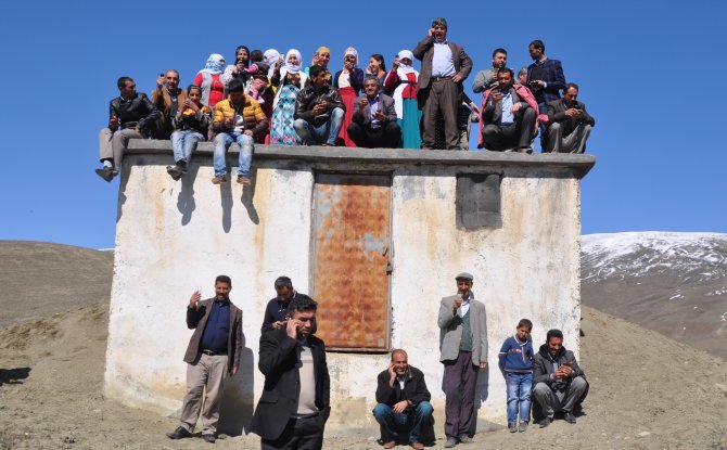 Telefonla konuşmak için tepelere çıkıyorlar