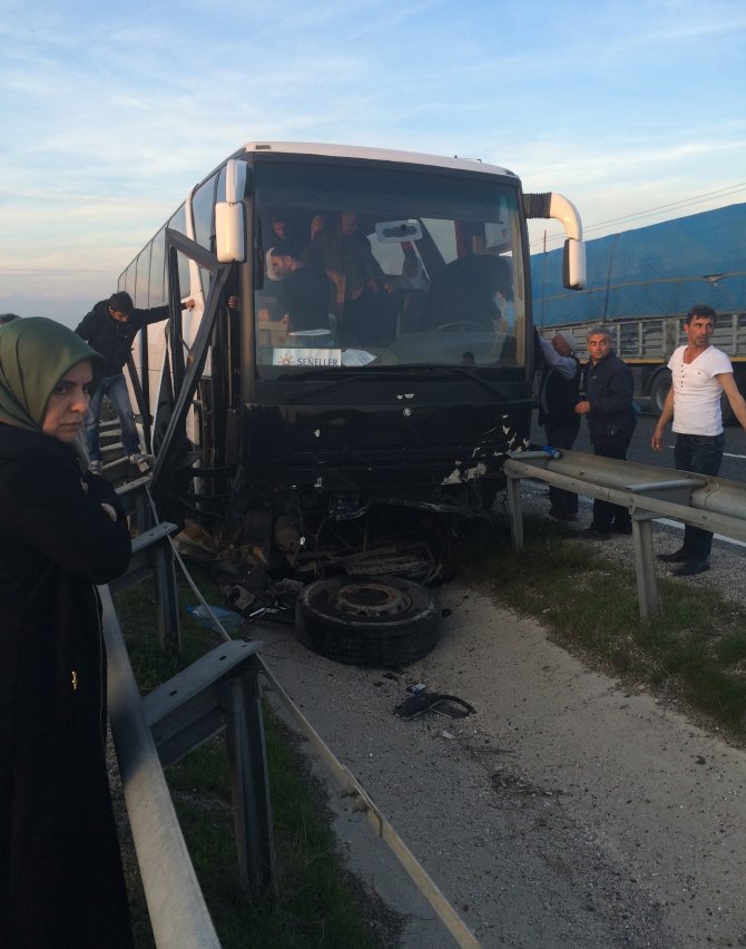 Eskişehir'de otobüs refüje çarptı: 2 yaralı