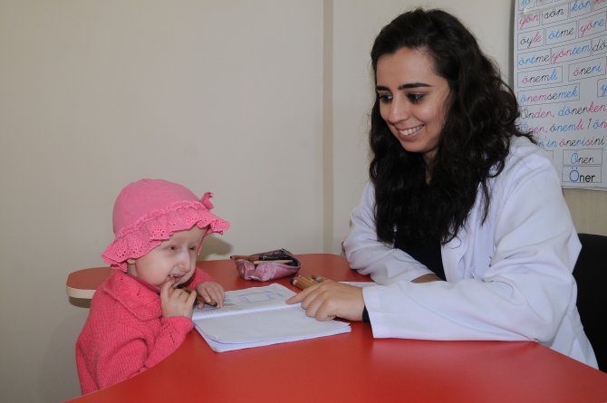 Melek, her şeye inat yaşama tutunuyor