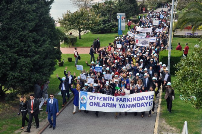 Otistik ağabeyini kortejde sırtında taşıdı