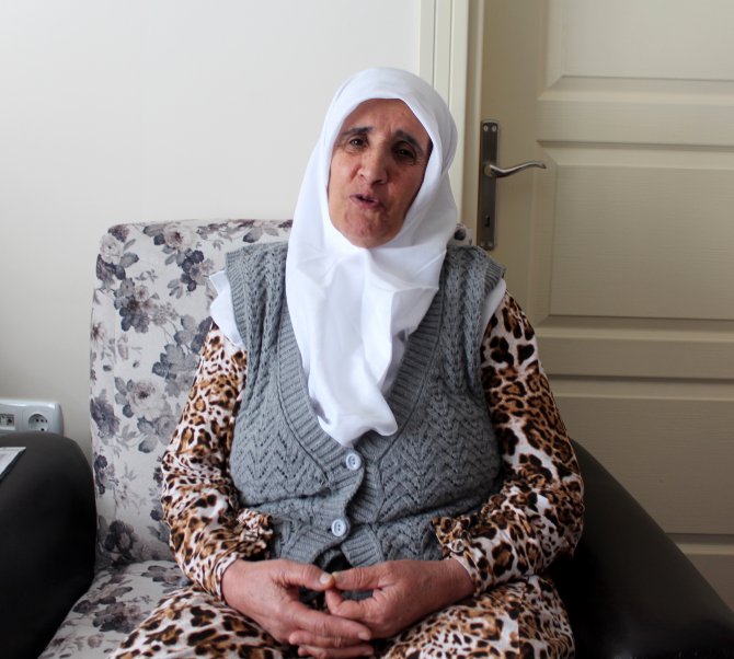 Teröristlerce yakılan Fatih Paşa Camisi'ni görünce ağlayan kadın