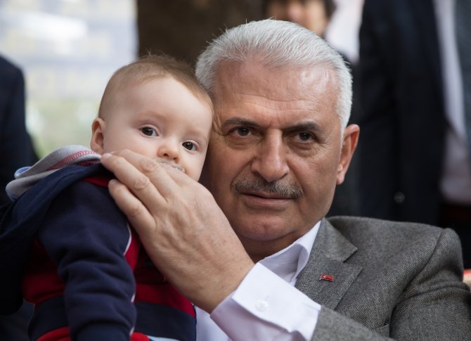 Bakan Yıldırım, Atletizm Milli Takımı ile bir araya geldi