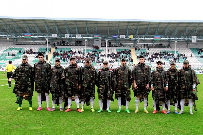 Azerbaycanlı futbolculardan askeri kıyafetli anma