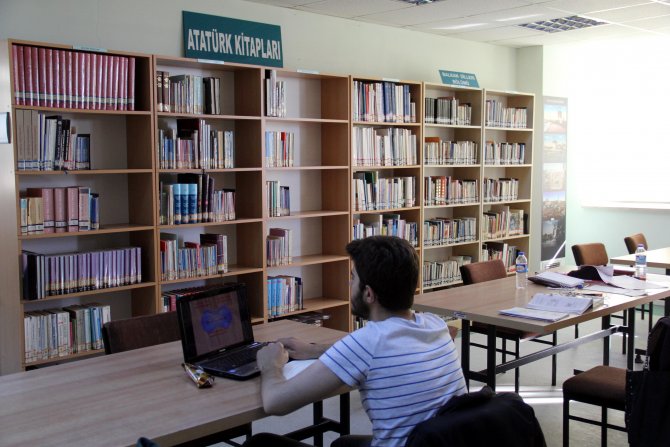 Bu kütüphanenin ışıkları hiç sönmüyor