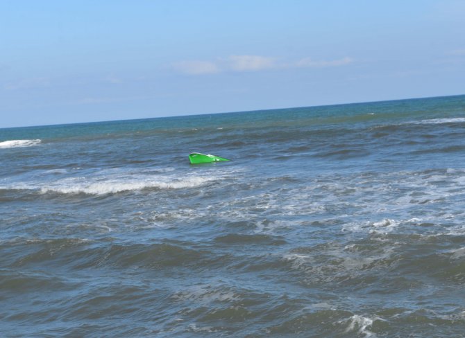 Dalgalara kapılan balıkçı çiftin teknesi alabora oldu