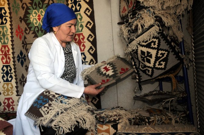 Kanserle mücadelesinde kilim dokuyarak moral kazandı