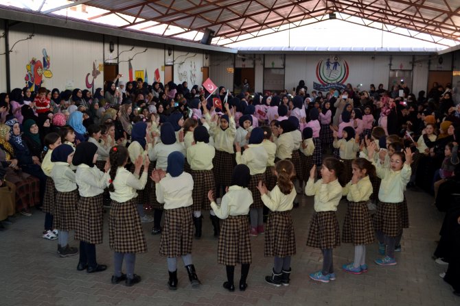 Suriyeli kadınlardan el işi sergisi