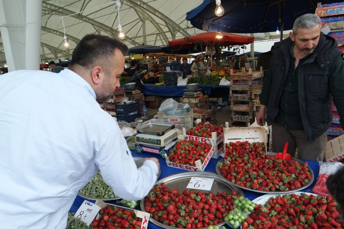 Tezgahlar bahar meyveleriyle renklendi