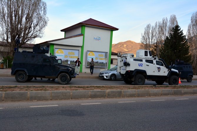 Tunceli'de zırhlı araç devrildi: 2 polis yaralı