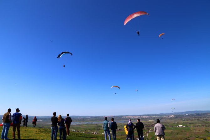 Yamaç paraşütüyle gökyüzünün tadını çıkardılar