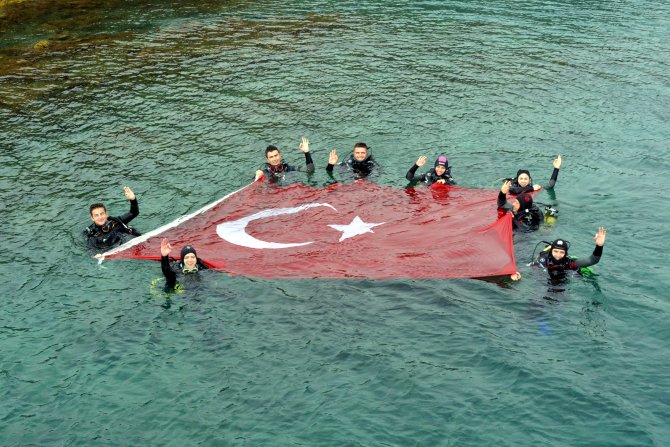 Dalgıçlar terörü protesto için denizde bayrak açtı