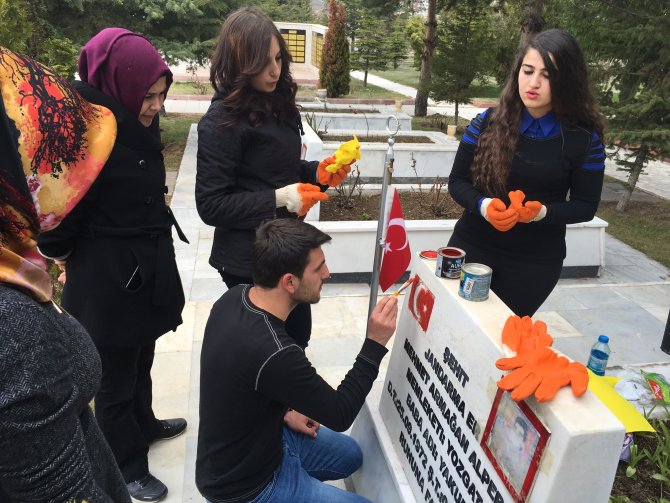 Yozgat'ta üniversite öğrencilerden şehitliğe bakım