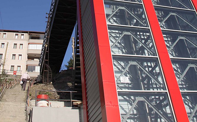 Tepedeki mahalle için asansör