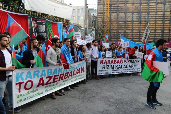 Azeri öğrenciler, Ermenistan işgalini protesto etti