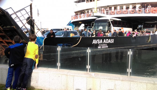 Çanakkale'de yolcu feribotu karaya oturdu