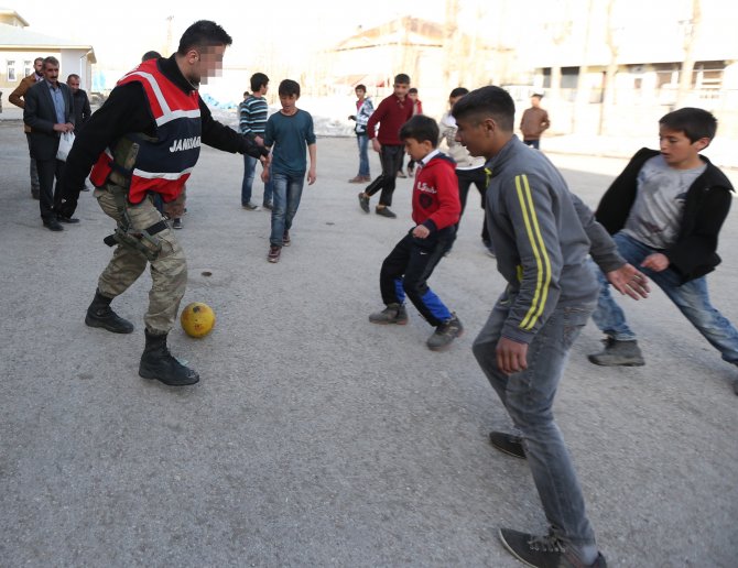 Çocuklarla futbol oynayıp ailelere yardım dağıttılar