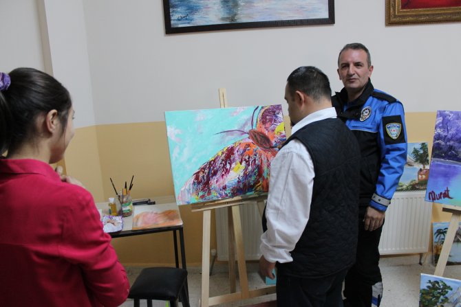 Engellilere sanatı ressam polis sevdiriyor