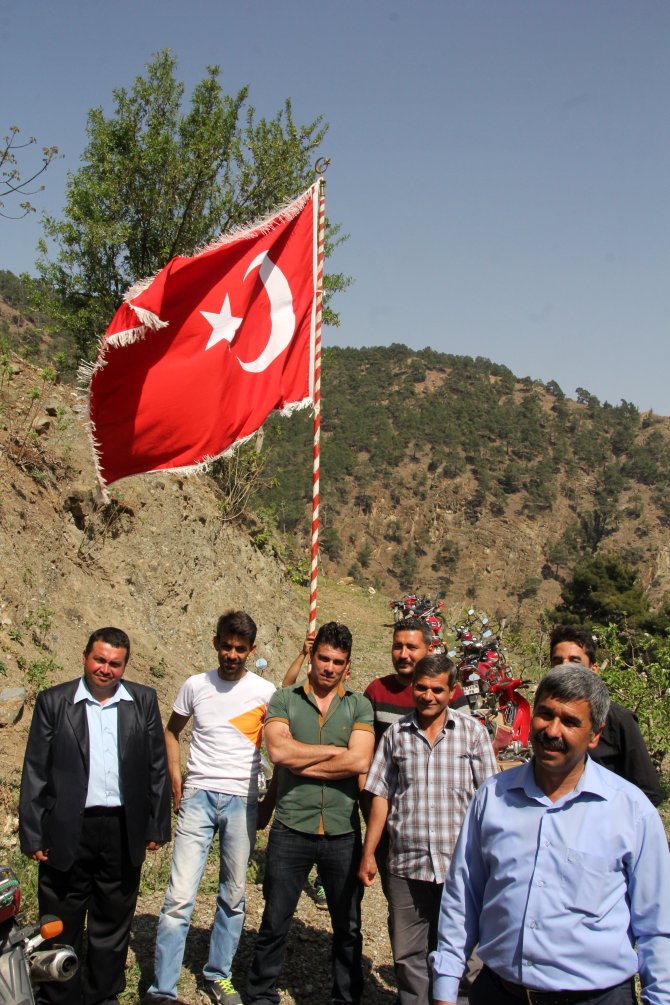 Evlenmek için eylem yapan gençlere teklif yağıyor