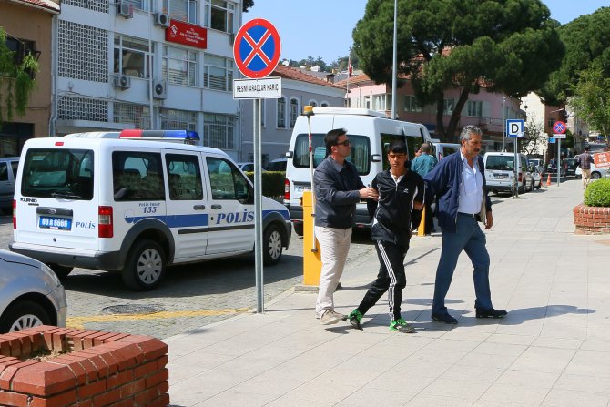 Polislerin bıçakla yaralanması