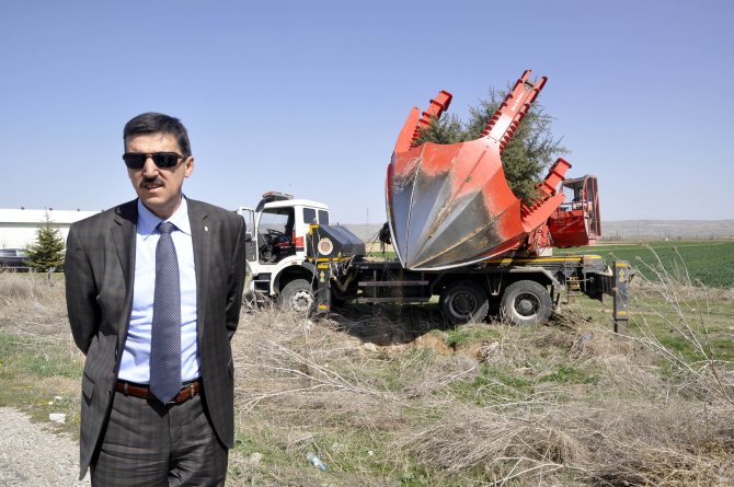 Yol çalışmalarından etkilenecek 6 bin ağaç taşınıyor