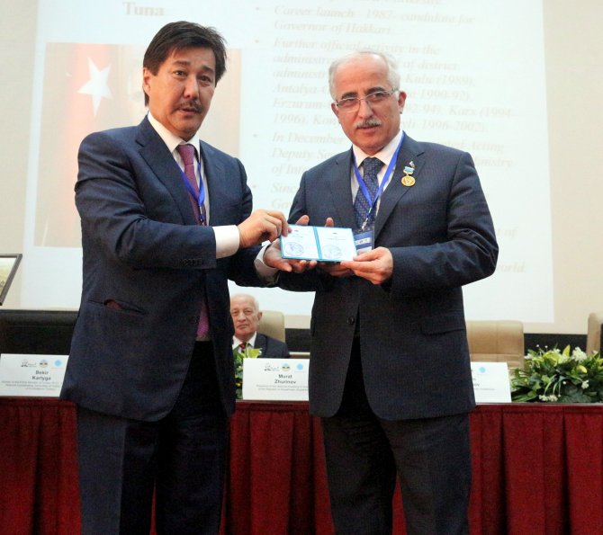 Eskişehir Valisi Tuna'ya "Farabi Büyük Altın Madalyası"