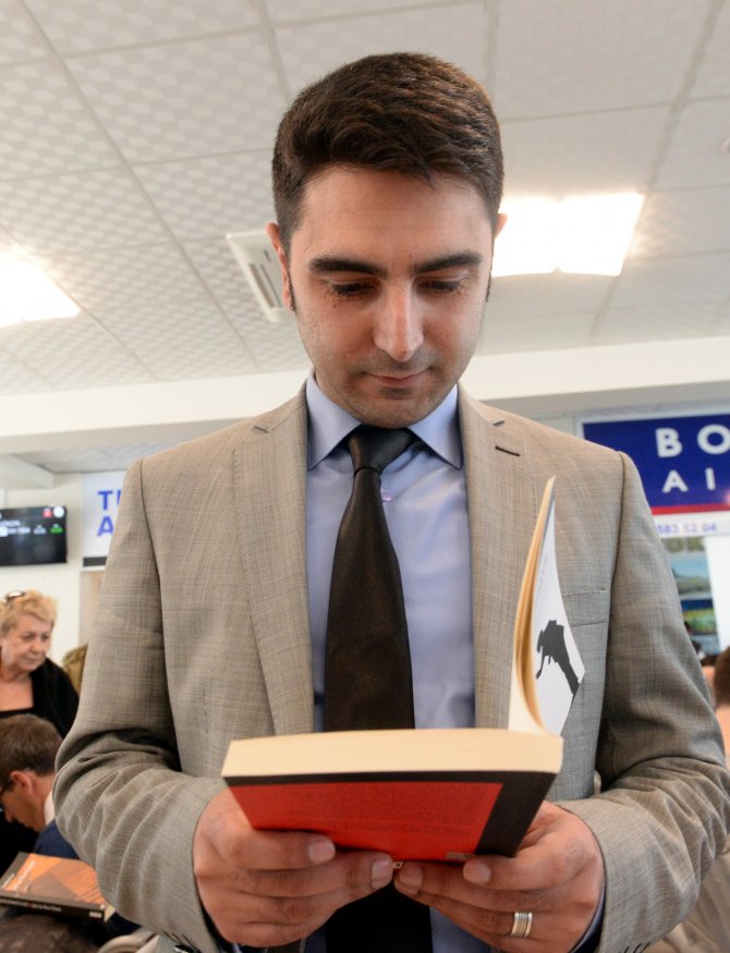 Havalimanında kitap okuma etkinliği