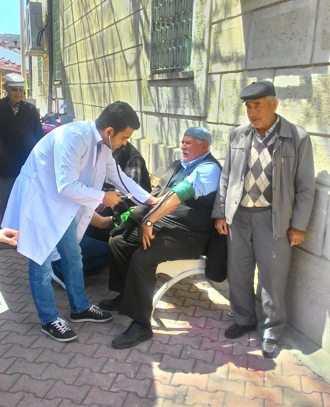 Hemşirelik öğrencilerinden Sarayönü’nde sağlık taraması
