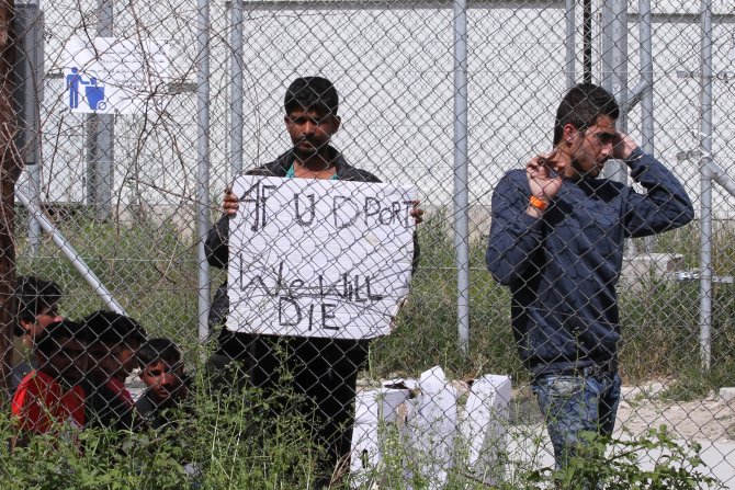 Midilli'deki göçmen kampında protesto sürüyor
