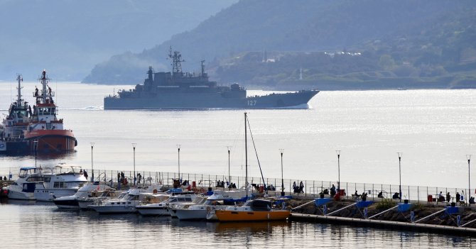 Rus askeri gemisi Çanakkale Boğazı'ndan geçti