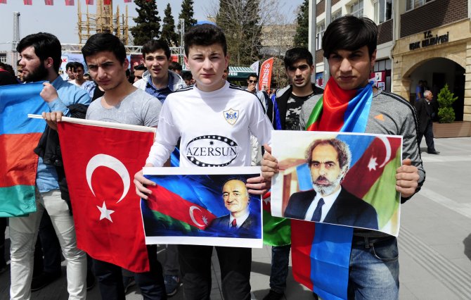 Azerbaycanlı öğrencilerden ülkelerine destek yürüyüşü