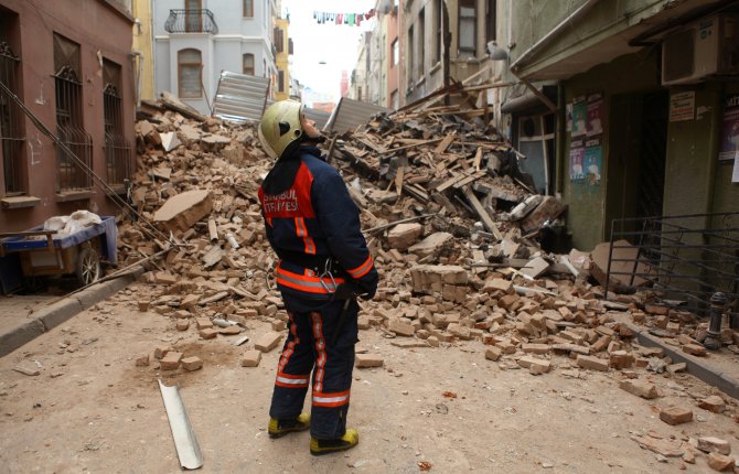 Beyoğlu'nda metruk bina çöktü