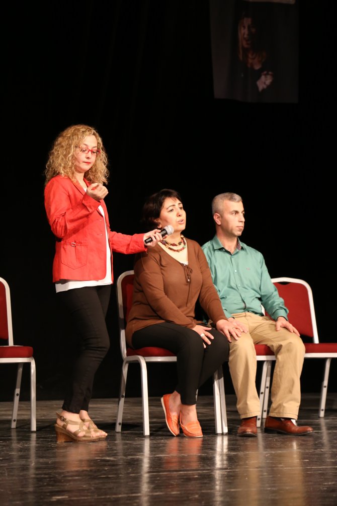 Hastalıklarını sahnede oynayacaklar