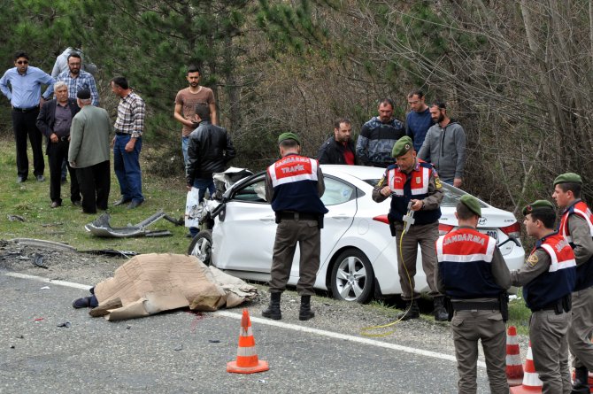 Kastamonu'da iki otomobil çarpıştı: 1 ölü, 2 yaralı