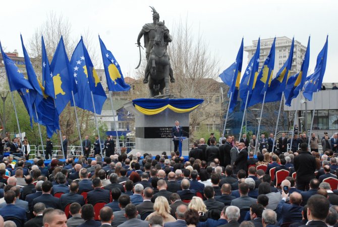 Kosova'da yeni cumhurbaşkanı Thaçi görevini devraldı