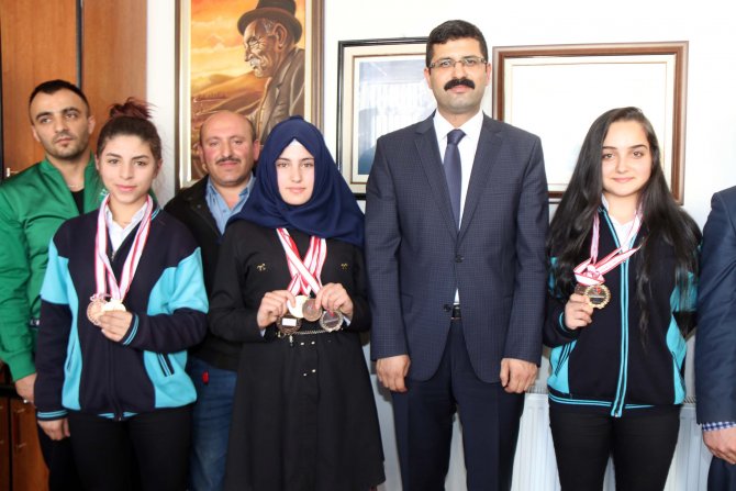 Wushu'da derece alan öğrencilerden kaymakama ziyaret