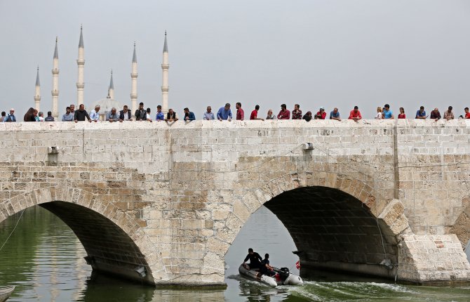Adana'da nehre atlayan genç kız kurtarıldı