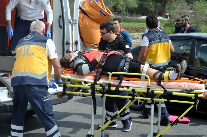 Çanakkale'de iki otomobil çarpıştı: 1 ölü, 6 yaralı