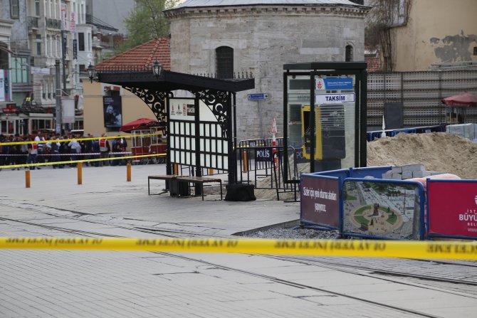 Taksim'de şüpheli çanta fünyeyle patlatıldı