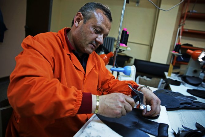 Cezaevi atölyesinde moda ayakkabılar üretiliyor
