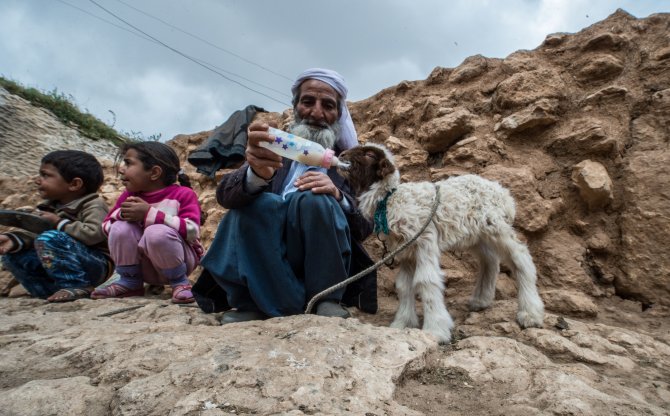 Şehit oğlunun üniformasıyla dua ediyor
