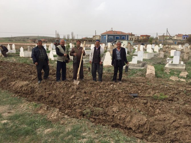 Gülağaç'ta bin 250 fidanı toprakla buluşturdu