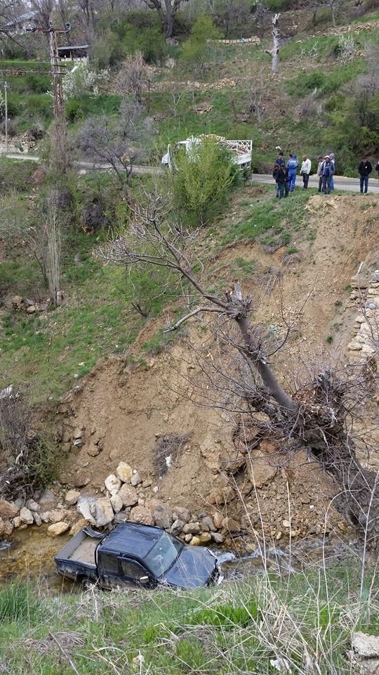 Karaman'da hafif ticari araç dereye yuvarlandı: 6 yaralı