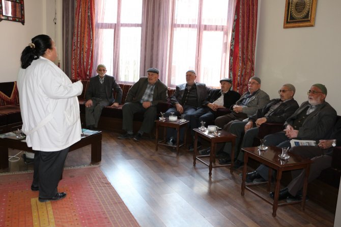 Karatay'da emekli konaklarında sağlık seminerleri