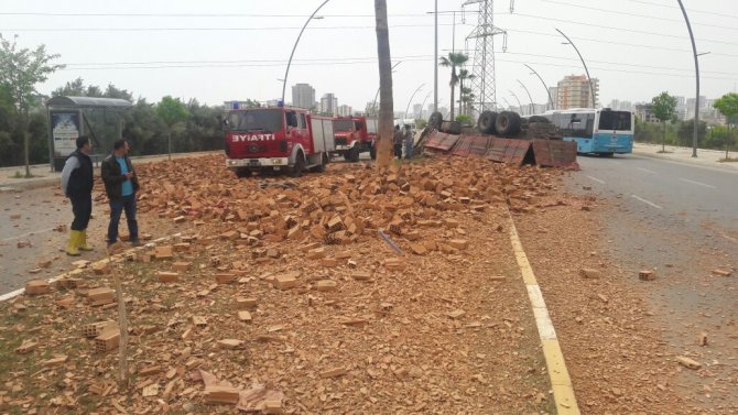 Mersin'de tuğla yüklü kamyon devrildi: 1 ölü, 2 yaralı