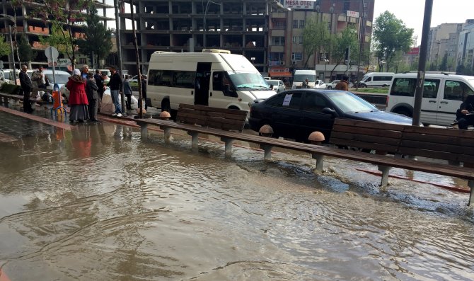 Batman'da bir binaya yıldırım isabet etti