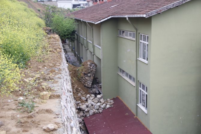 Yıkılan istinat duvarı huzurevi binasına hasar verdi