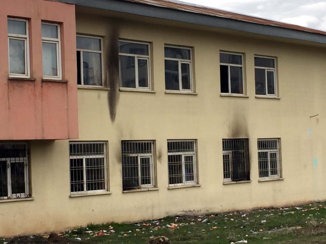 Teröristin okula saldırı anı kameraya yansıdı