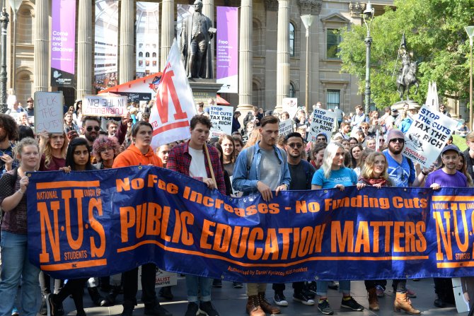Avustralya'da öğrenciler üniversite zammını protesto etti