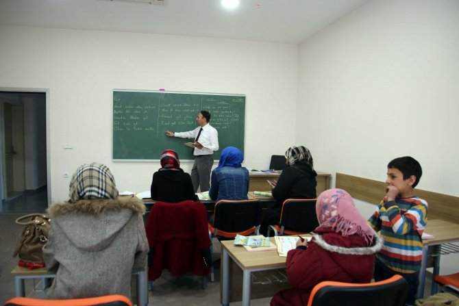 Şarkışla'da Suriyeliler için okuma yazma kursu açıldı
