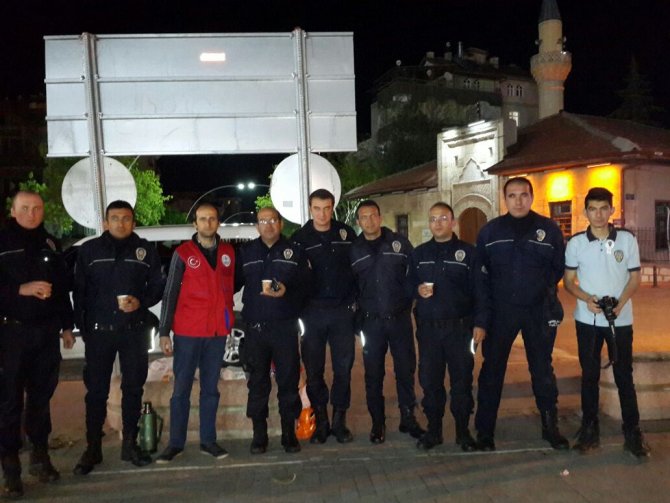 Gençlik Merkezi'nden polislere çay ikramı